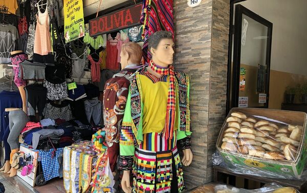 Indumentaria típica de Bolivia entre otras prendas a la venta en el Mercado andino de Liniers - Sputnik Mundo