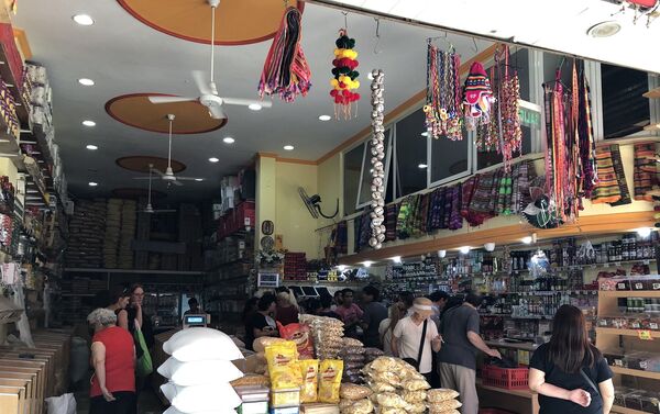 Objetos típicos bolivianos ente otros productos en comercio del Mercado andino de Liniers - Sputnik Mundo