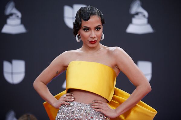 Las más despampanantes artistas de la alfombra roja de los Grammy Latinos  - Sputnik Mundo