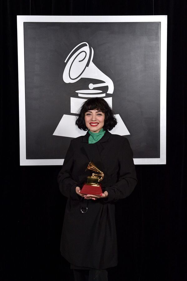 Las más despampanantes artistas de la alfombra roja de los Grammy Latinos  - Sputnik Mundo