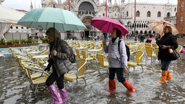 Туристы на площади Сан-Марко во время наводнения в Венеции - Sputnik Mundo