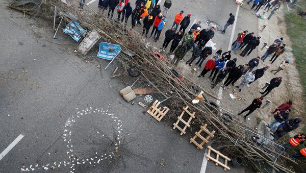 Los manifestantes catalanes bloquean una carretera en Girona (archivo) - Sputnik Mundo
