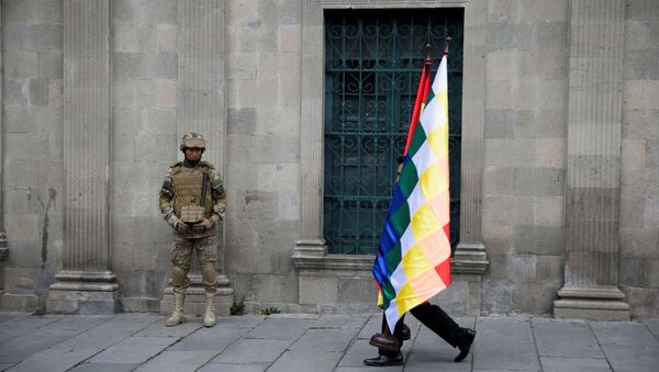 Un manifestante y un militar en La Paz, Bolivia - Sputnik Mundo