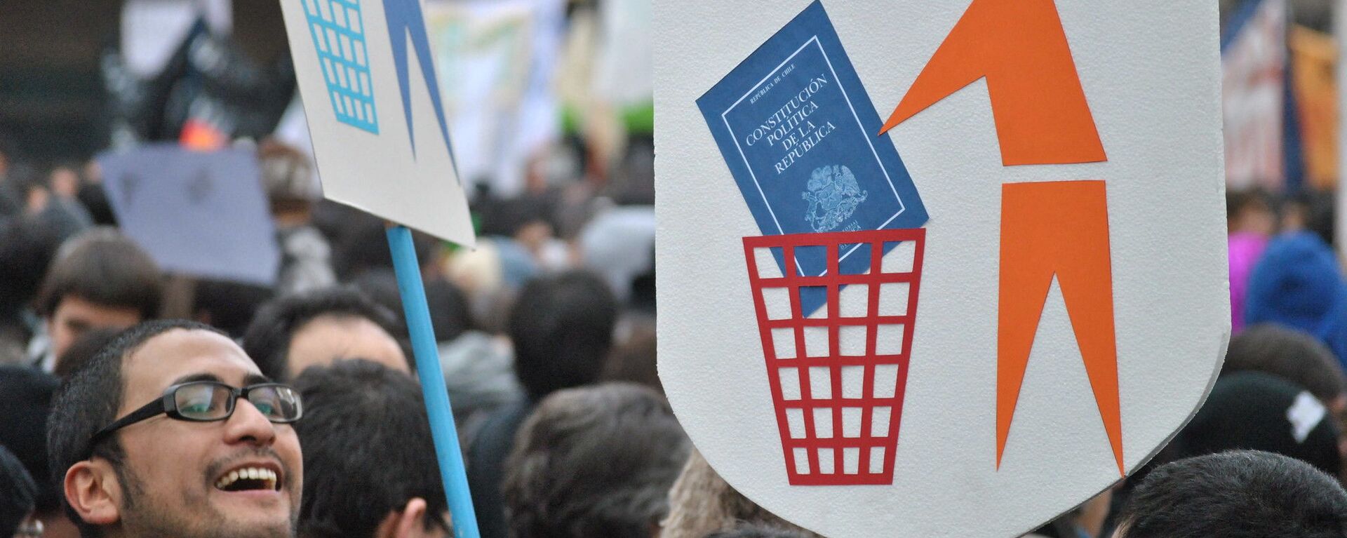 Manifestantes con carteles contra la Constitución de Chile - Sputnik Mundo, 1920, 14.07.2022