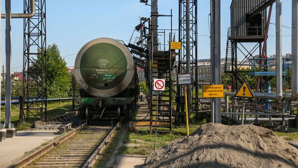 Un vagón cisterna con gasóleo en Rusia  - Sputnik Mundo