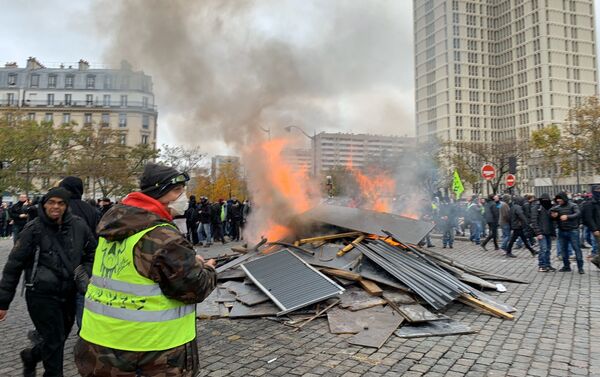 Protestas de los chalecos amarillos en París - Sputnik Mundo