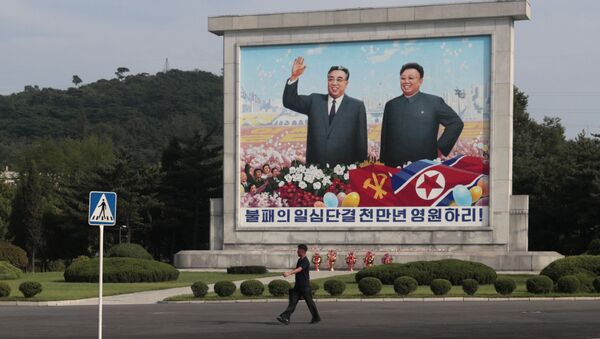 Un cartel en la calle de Pyongyang, Corea del Norte - Sputnik Mundo