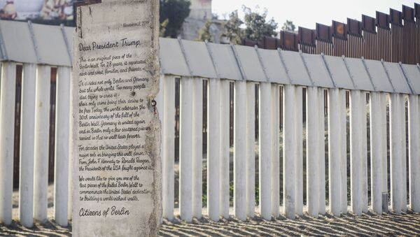 Colocan un trozo del muro de Berlín en la frontera entre EEUU y México - Sputnik Mundo