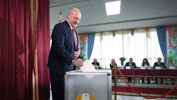 El presidente bielorruso, Alexandr Lukashenko, vota en las elecciones parlamentarias - Sputnik Mundo