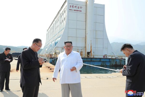 No solo pruebas de misiles: Kim Jong-un visita un balneario en construcciónNo solo pruebas de misiles: Kim Jong-un visita un balneario en construcción - Sputnik Mundo