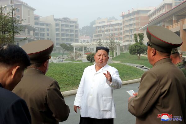 No solo pruebas de misiles: Kim Jong-un visita un balneario en construcción - Sputnik Mundo