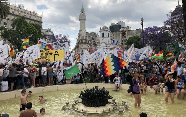 Manifestantes rodean fuente en Plaza de Mayo - Sputnik Mundo