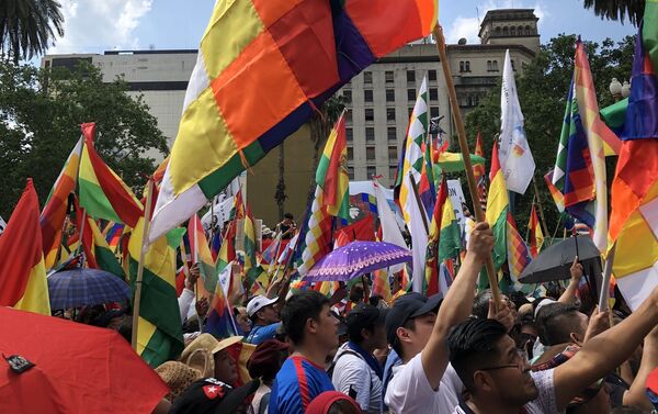 La Plaza de Mayo se pintó multicolor con las banderas boliviana y wiphala - Sputnik Mundo