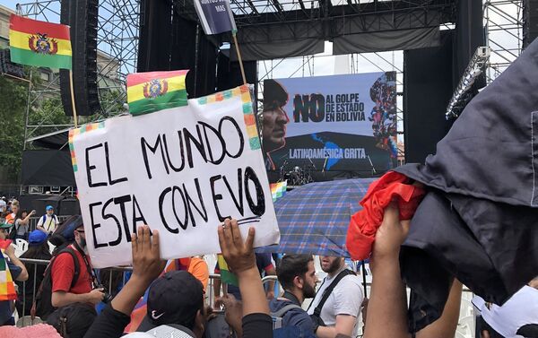 Manifestantes con carteles de apoyo a Evo Morales - Sputnik Mundo