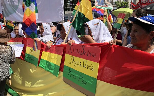 Banderas de Bolivia con proclamas de paz - Sputnik Mundo
