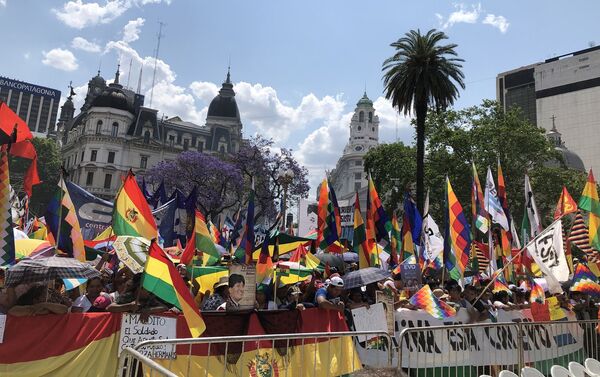 Manifestantes con la whipala y la bandera de Bolivia en Plaza de Mayo - Sputnik Mundo