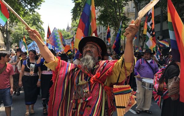 Hombre marcha contra el golpe de estado y la represión en Bolivia - Sputnik Mundo