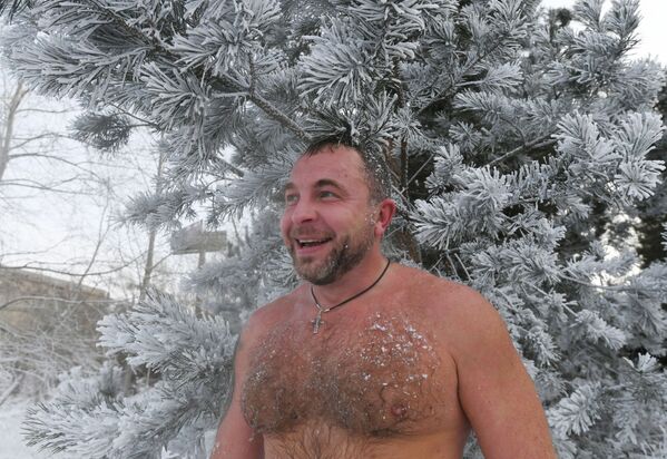 Член клуба зимнего плавания Криофил во время открытия купального сезона моржей в Красноярске - Sputnik Mundo