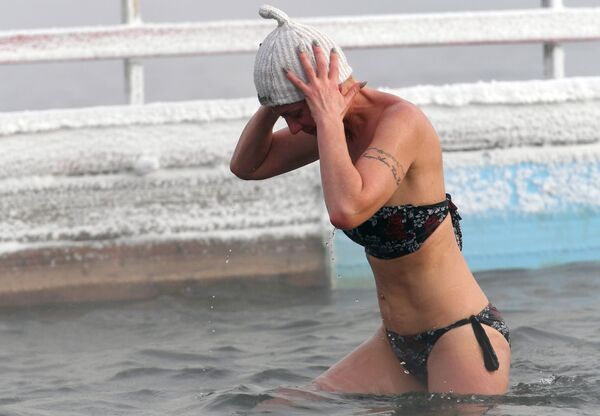 Una mujer que se ocupa de natación invernal, referencial - Sputnik Mundo