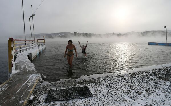 Члены центра холодового плавания Мегаполюс во время тренировки в реке Енисее при температуре минус 20 градусов  - Sputnik Mundo