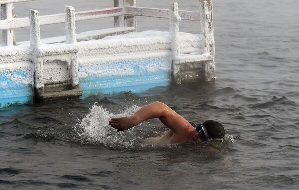 Заплыв на открытии купального сезона моржей в Красноярске - Sputnik Mundo