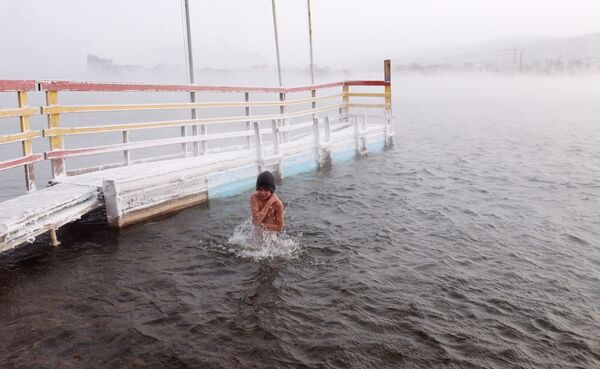 Открытие купального сезона моржей в Красноярске - Sputnik Mundo