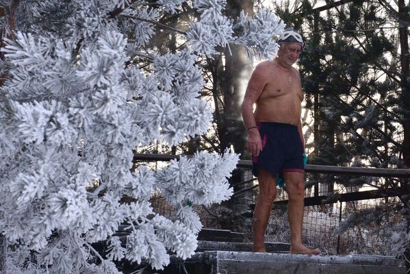 Член клуба зимнего плавания Криофил Иван Абросимов во время открытия купального сезона моржей в Красноярске - Sputnik Mundo