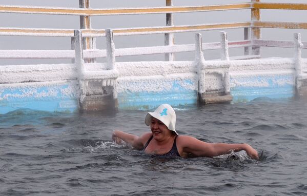 Заплыв на открытии купального сезона моржей в Красноярске - Sputnik Mundo