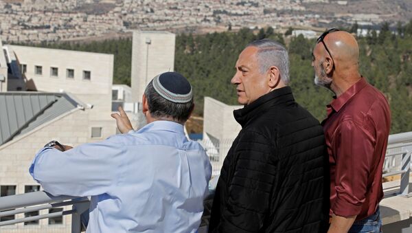  El primer ministro de Israel, Benjamín Netanyahu (centro), visita uno de los mayores bloques de asentamientos judíos en la Cisjordania - Sputnik Mundo