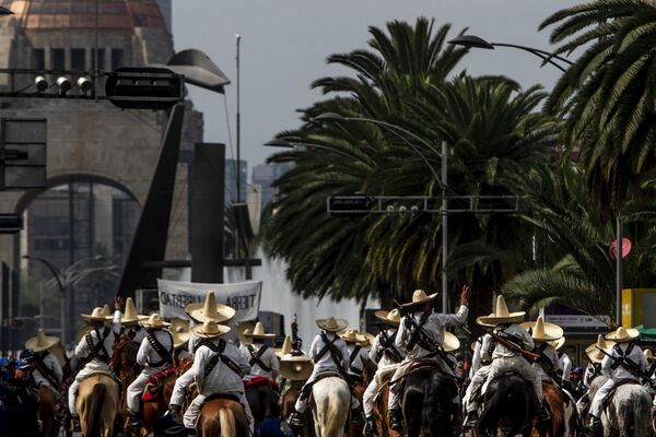 Con desfile México celebra 109 años del inicio de la Revolución  - Sputnik Mundo