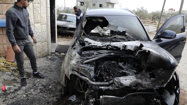 Un coche quemado en Cisjordania - Sputnik Mundo