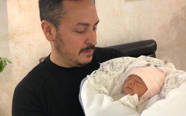 Nelson Rodríguez con su hija Ariana - Sputnik Mundo