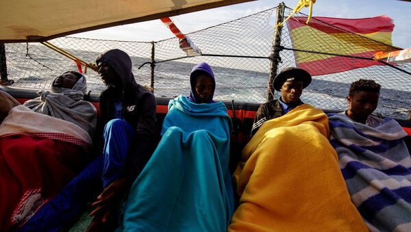Migrantes en el barco de Open Arms - Sputnik Mundo