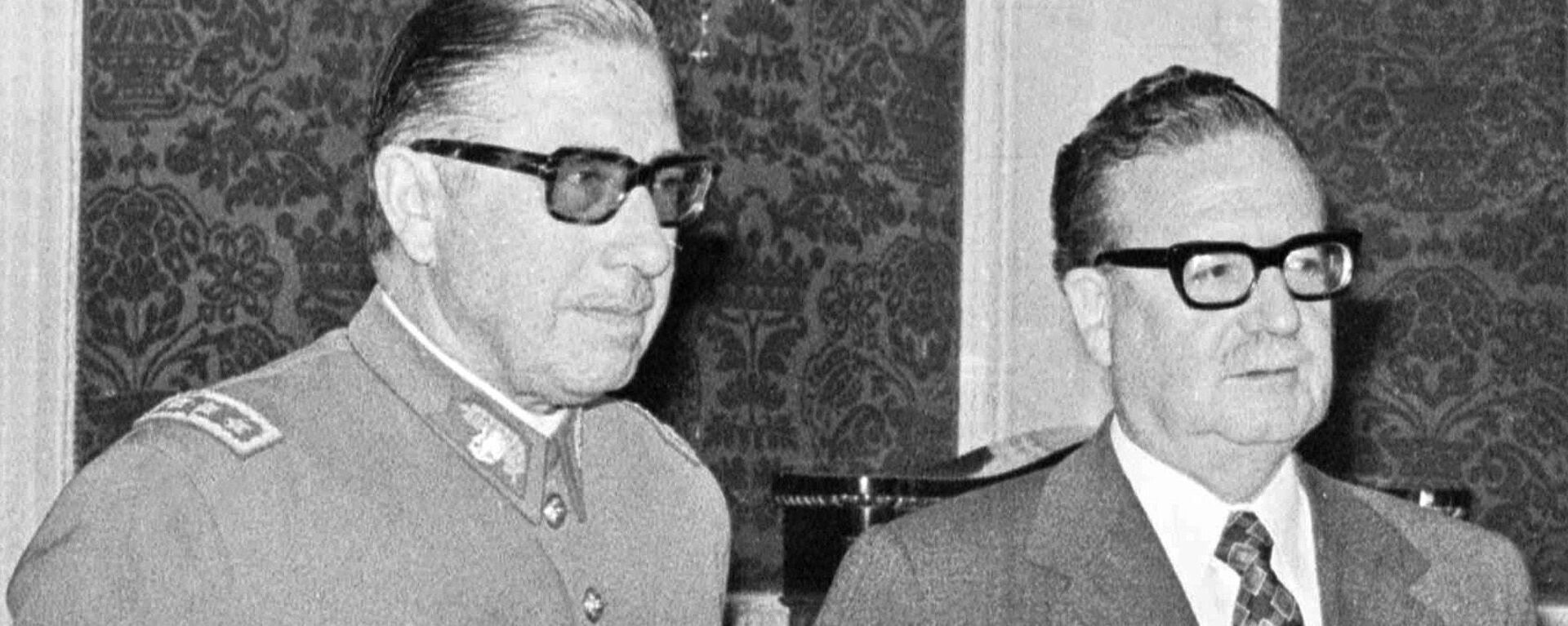 Augusto Pinochet (izq.) y el entonces presidente Salvador Allende - Sputnik Mundo, 1920, 04.09.2020