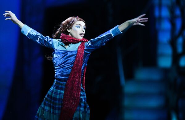 Артистка Cirque du Soleil во время шоу на льду CRYSTAL в Москве - Sputnik Mundo