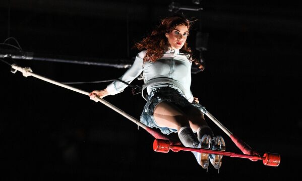 Артистка Cirque du Soleil во время шоу на льду CRYSTAL в Москве - Sputnik Mundo