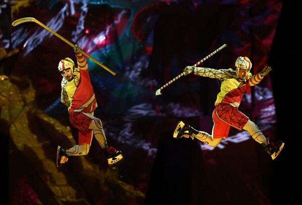 Артисты Cirque du Soleil во время шоу на льду CRYSTAL в Москве - Sputnik Mundo
