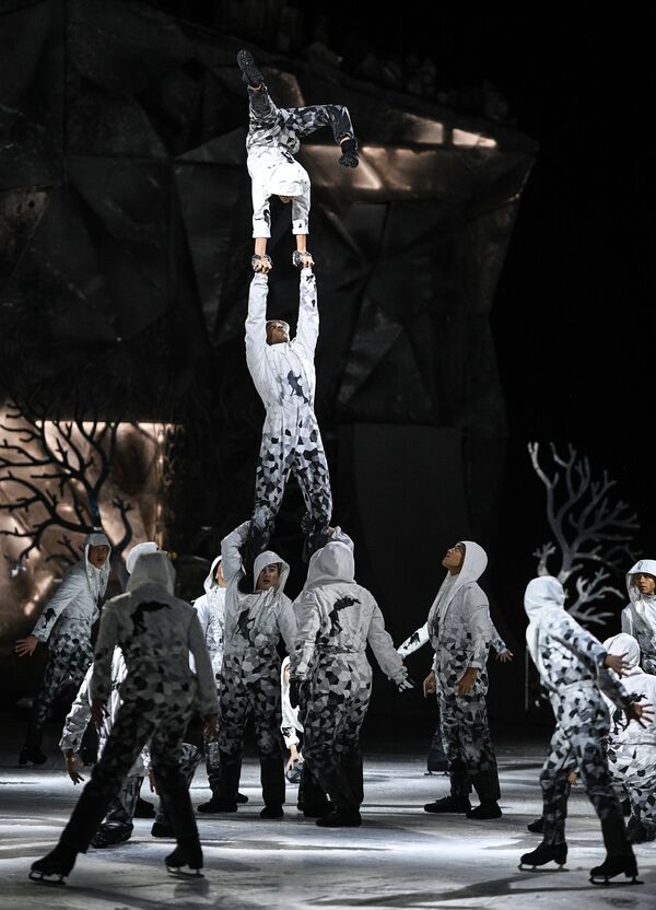 Артисты Cirque du Soleil во время шоу на льду CRYSTAL в Москве - Sputnik Mundo