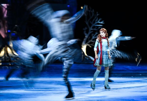 Выступление участницы шоу на льду CRYSTAL от Cirque du Soleil в Москве - Sputnik Mundo
