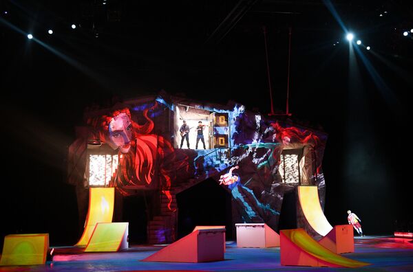 Выступление участников шоу на льду CRYSTAL от Cirque du Soleil в Москве - Sputnik Mundo