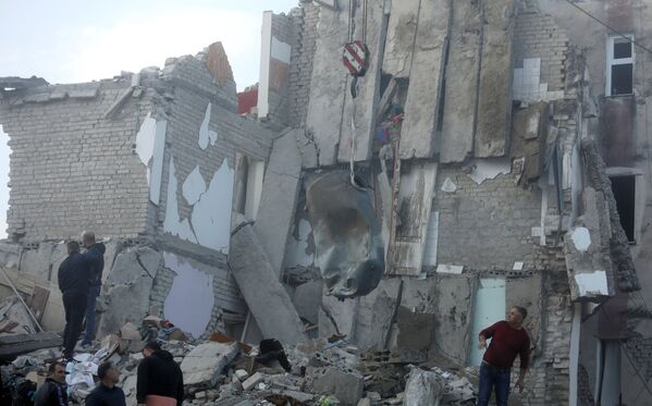 El fuerte terremoto en Albania, en imágenes - Sputnik Mundo