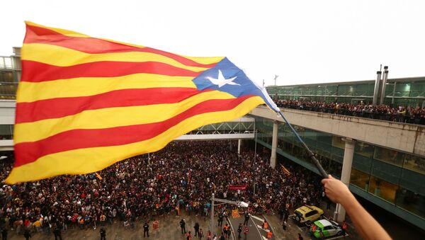 Un manifestante ondea la Estelada, la bandera independentista catalana, en Barcelona - Sputnik Mundo