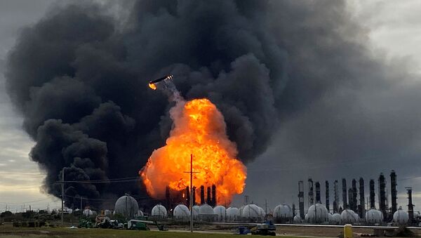 Explosiones en la planta petroquímica de Port Neches, EEUU - Sputnik Mundo