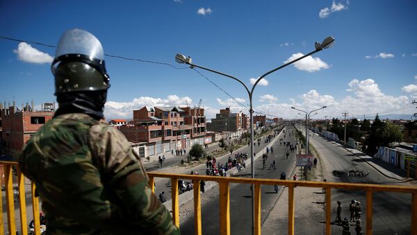 Un policía en El Alto, Bolivia - Sputnik Mundo