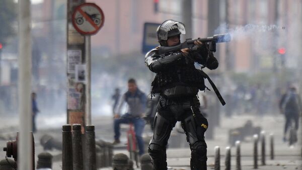 Policía antidisturbios durante las protestas en Bogotá, Colombia - Sputnik Mundo