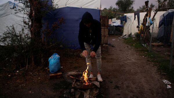 Un refugiado en la isla griega de Lesbos - Sputnik Mundo