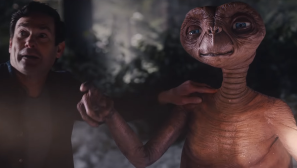 E.T. y Elliott en el anuncio navideño de Xfinity - Sputnik Mundo