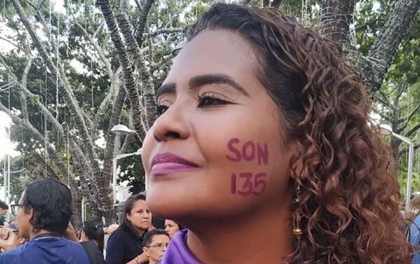 Manifestante señala el número de feminicidios en Venezuela - Sputnik Mundo