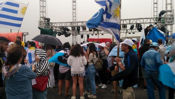 Simpatizantes del opositor Partido Nacional de Uruguay esperando por acto de festejo del presente electo Luis Lacalle Pou en la rambla de Montevideo, que finalmente se suspendió por mal tiempo - Sputnik Mundo