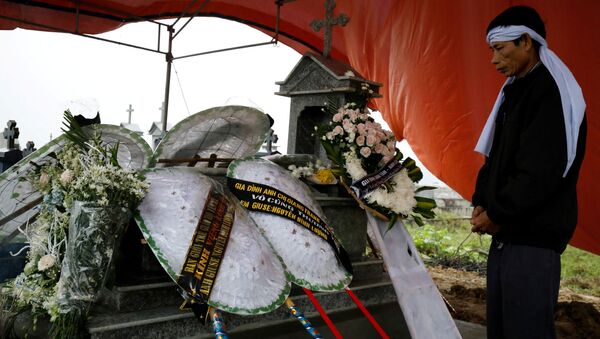 Padre de uno de los 39 vietnamitas hallados en un camión en el Reino Unido cerca de la tumba de su hijo - Sputnik Mundo